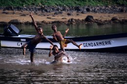 Barge;-Boys;-Children;-Comoros-Archipelago;-France;-Gendarmerie;-Indian-Ocean;-Kaleidos;-Kaleidos-images;-La-parole-à-limage;-Laurent-Abad;-Mayotte;-Play;-Stories-Pictures;-Swimming;-Water
